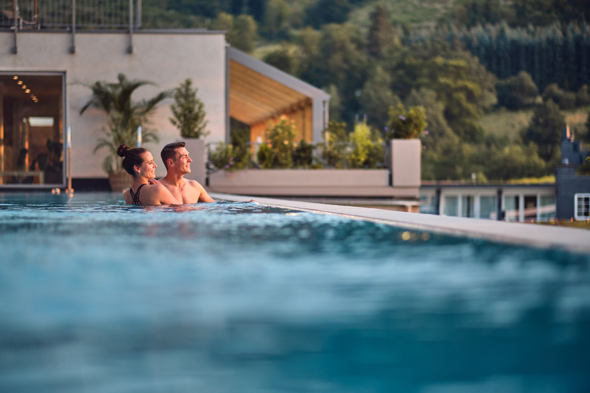 infinity-aussenpool mit paar im hotel deimann