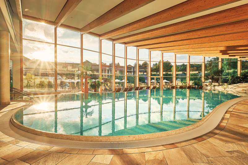 innenpool im herrlichen sonnenlicht vom hotel deimann in schmallenberg