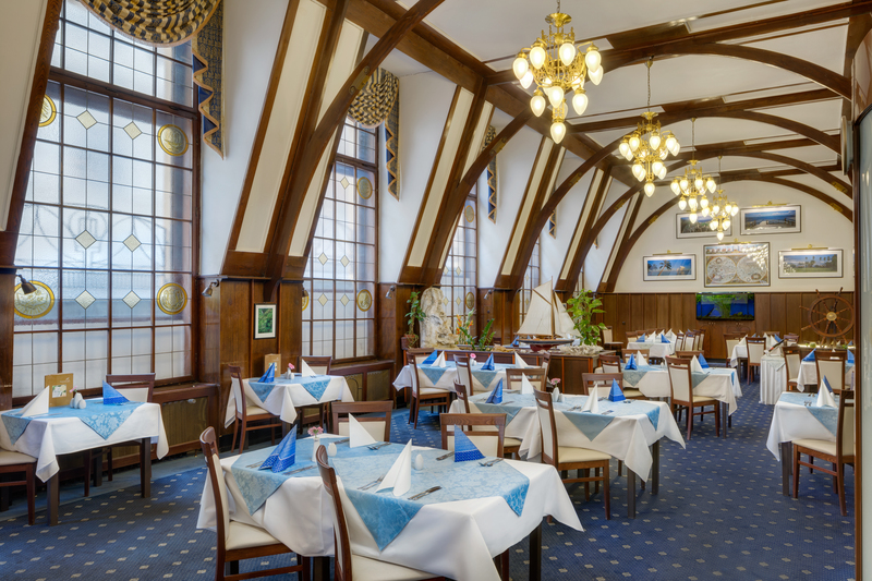 Restaurant im Hotel Pacifik, einem Schiffsrumpf nachempfunden 