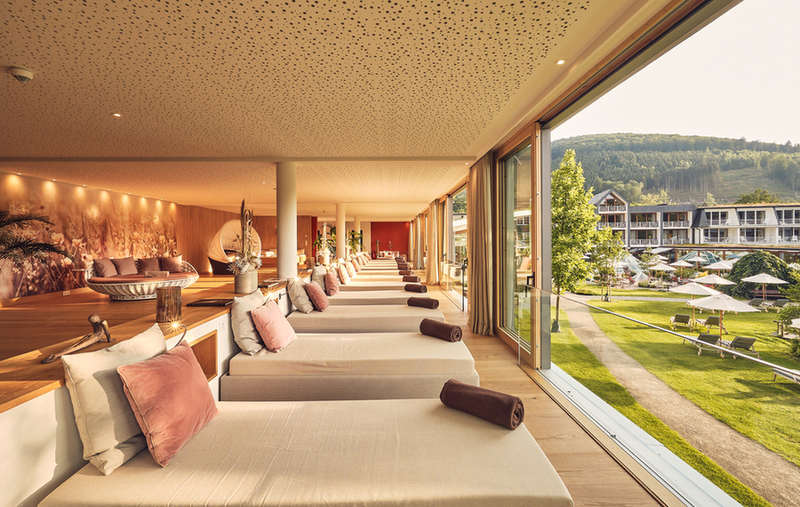 grosser lounge- und ruhebereich im hotel deimann