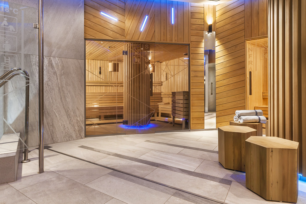 Moderne Saunalandschaft im Ensana Health Spa Hotel Thermal Heviz