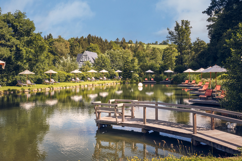 naturbadeteich mit pontons im hotel deimann