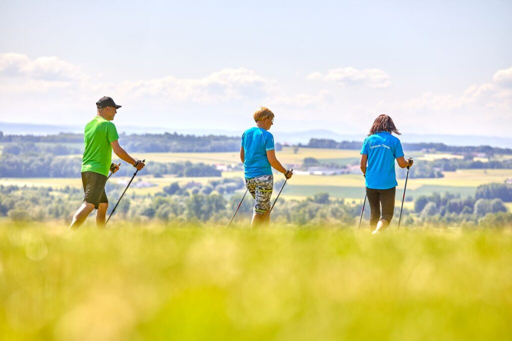 3 Personen beim Nordic Walking in Bad Griesbach, Bayern