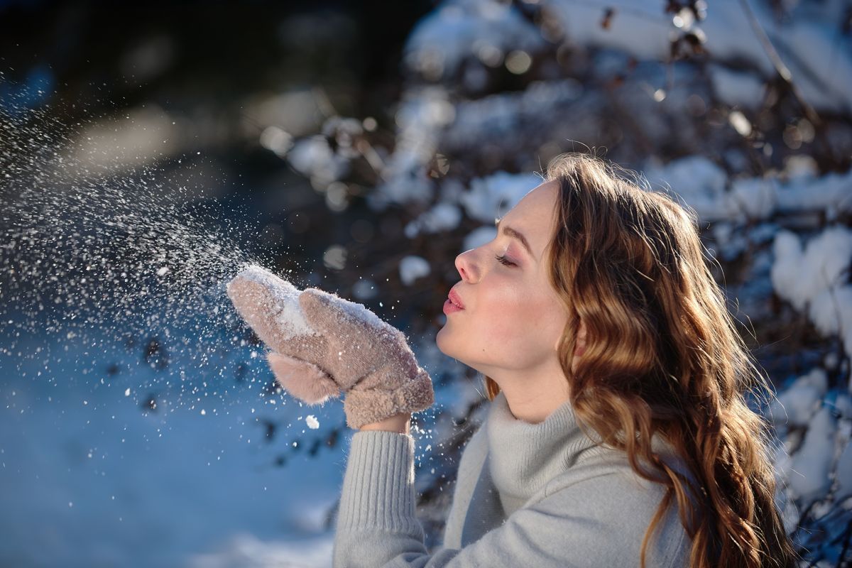 Frau pustet Schnee - weihnachtliches Motiv