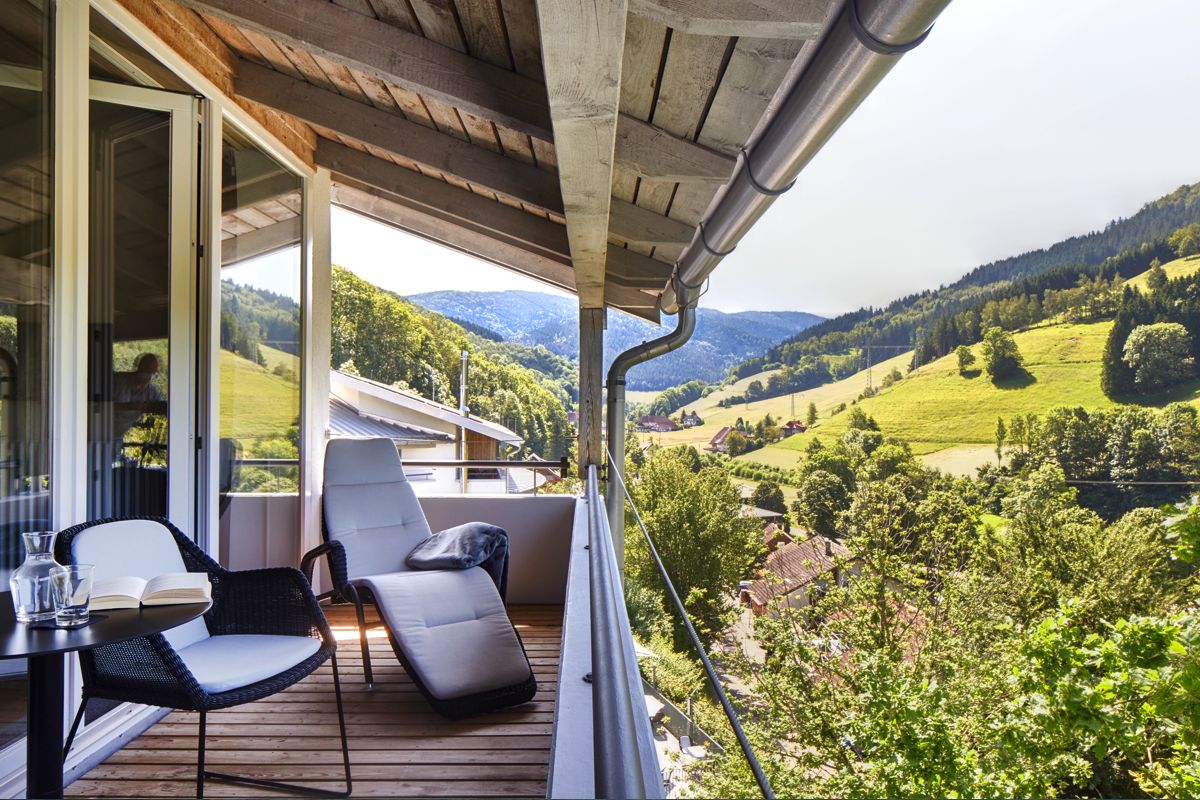 ElzLand Hotel Pfauen im Schwarzwald - Balkon mit Stuhl und Liegestuhl