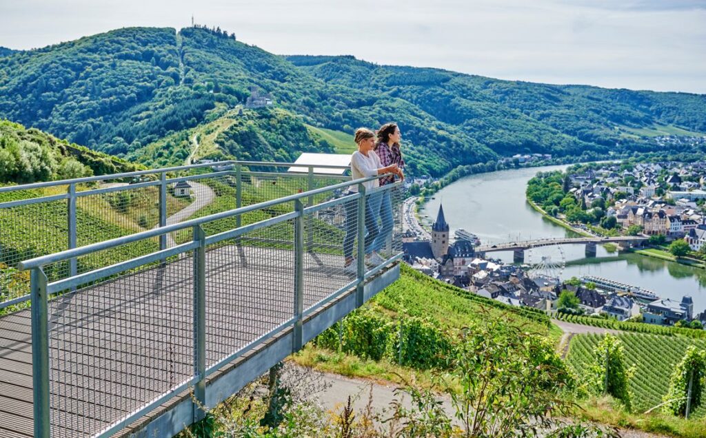 Zwei Frauen auf Panoramasteg oberhalb von von Bernkastel-Kues, Rheinland-Pfalz