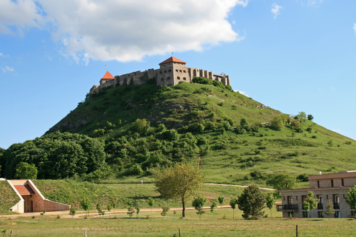 Burg Sümg auf einem Hügel von unten gesehen