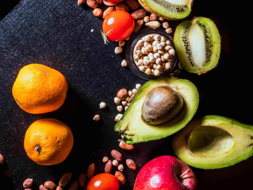 Dem Leben positiv begegnen und auf gute Stoffe achten, Avocados, Nüsse und Obst 