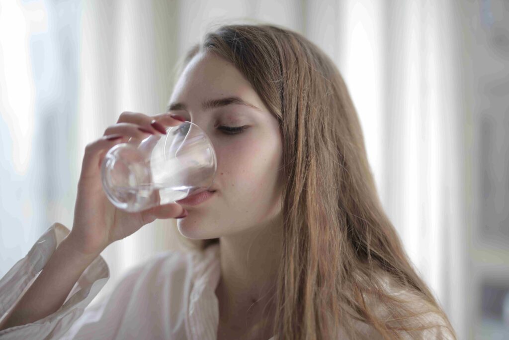 Mädchen trinkt ein Glas Wasser