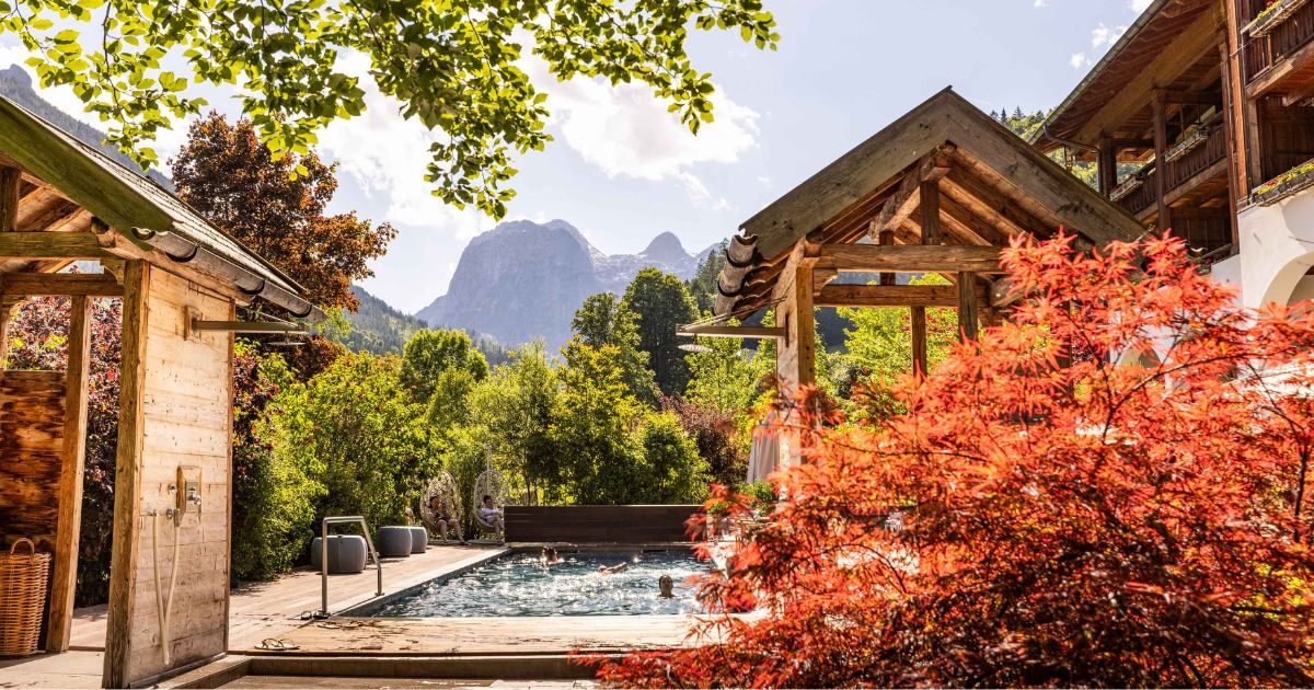 Das Berghotel Rehlegg mit Außenpool und Watzmannblick im Herbst