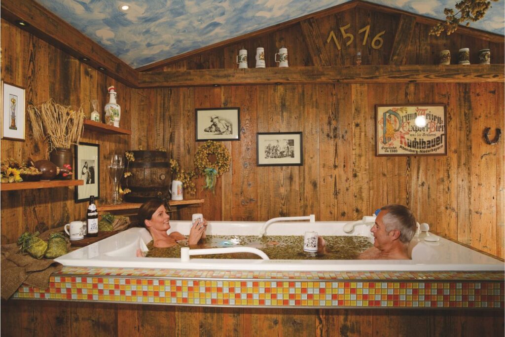 Paar genießt ein Hopfenbad in der Limes Therme