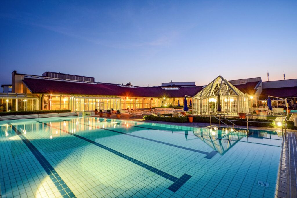 Die Limes Therme am Abend