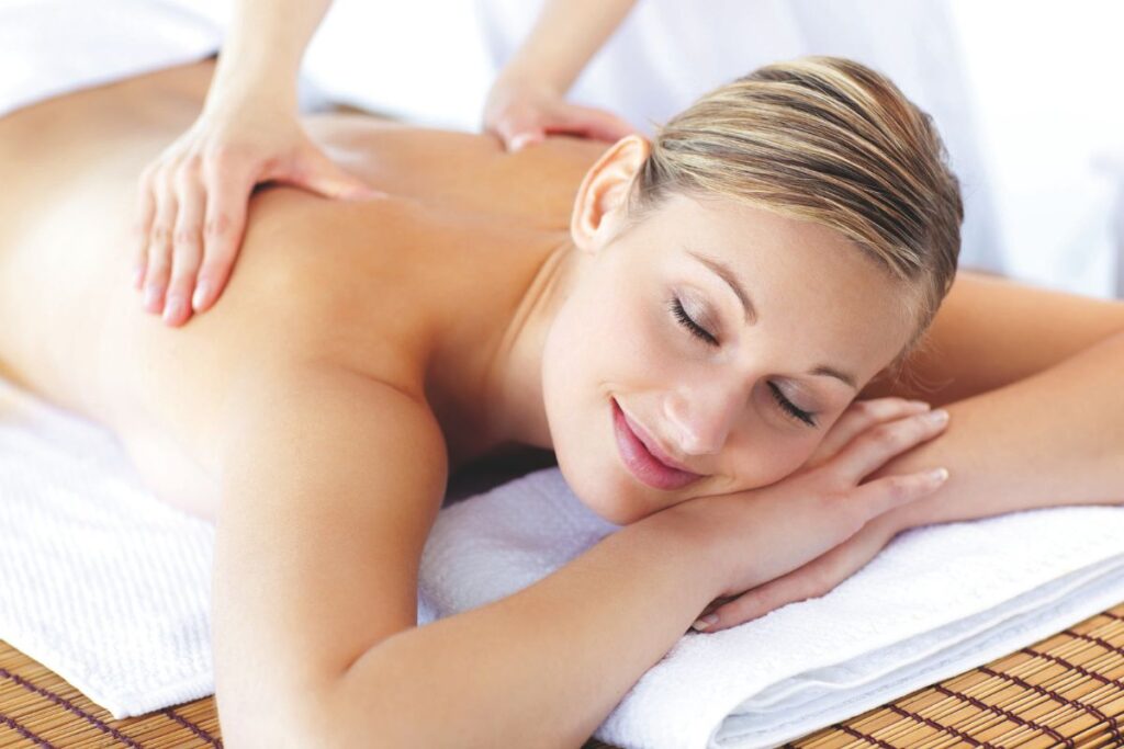 Frau entspannt bei einer Massage in der Limes Therme