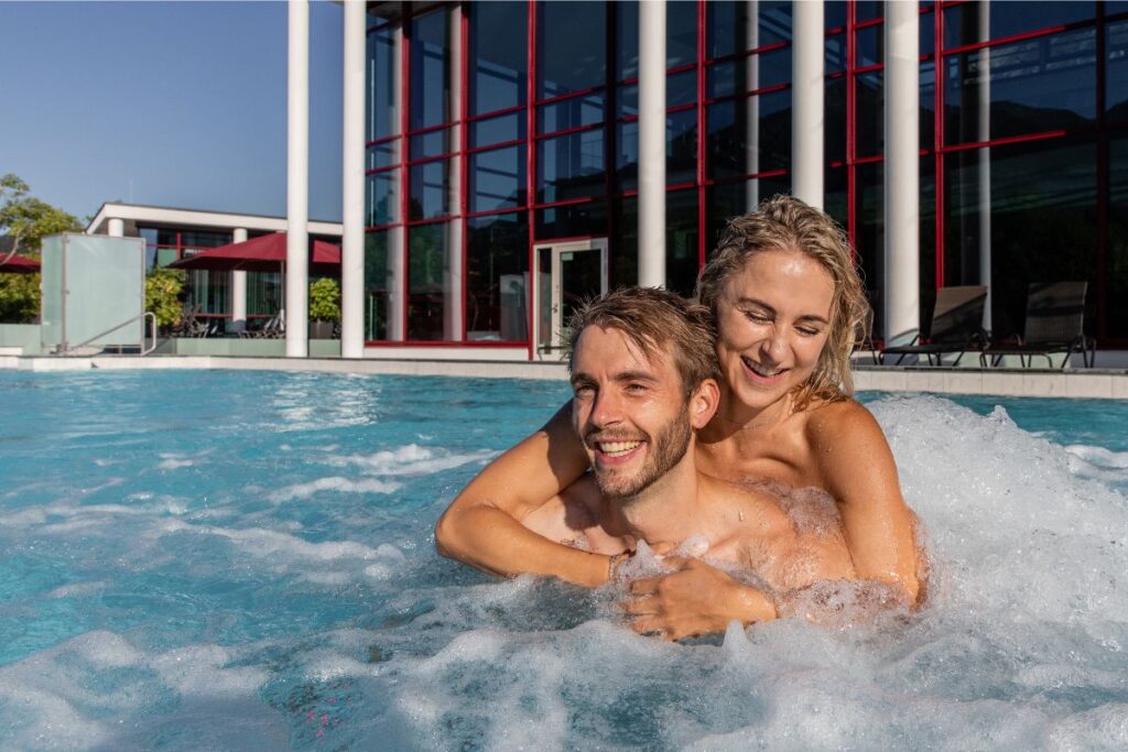 Paar genießt das Außenbecken der Rupertus Therme