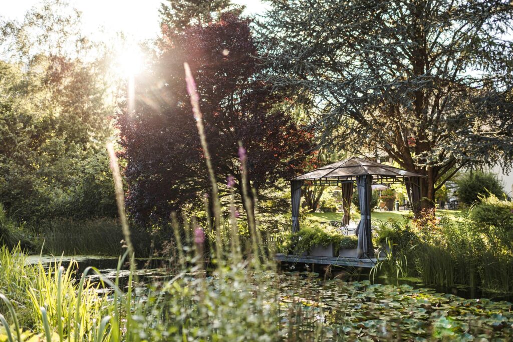Garten mit Seerosenteich und Pavillon des im Romantikhotel Stafler, Südtirol