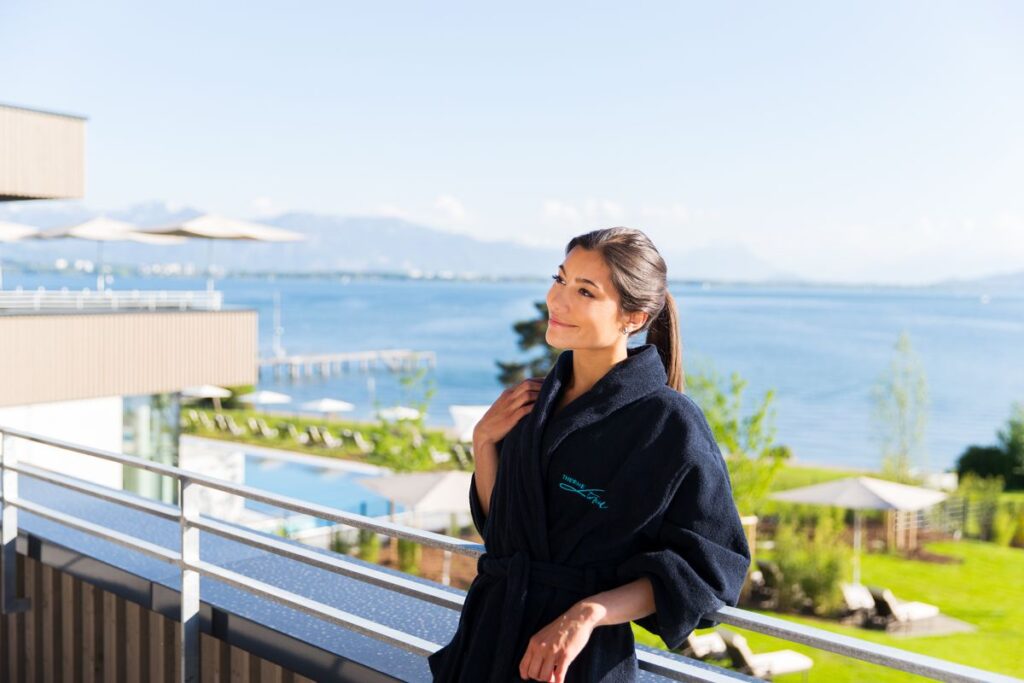 Therme Lindau am Bodensee - Frau auf Balkon