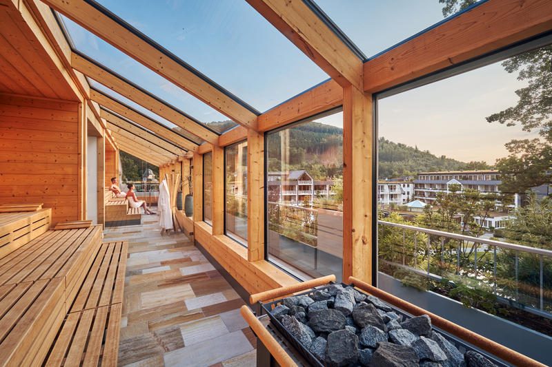 Große Panoramasaunen im Hotel Deimann in Schmallenberg.