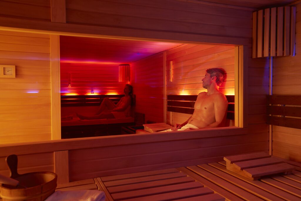 Paar sauniert in der Finnischen Sauna des Göbels Hotel Quellenhof.
